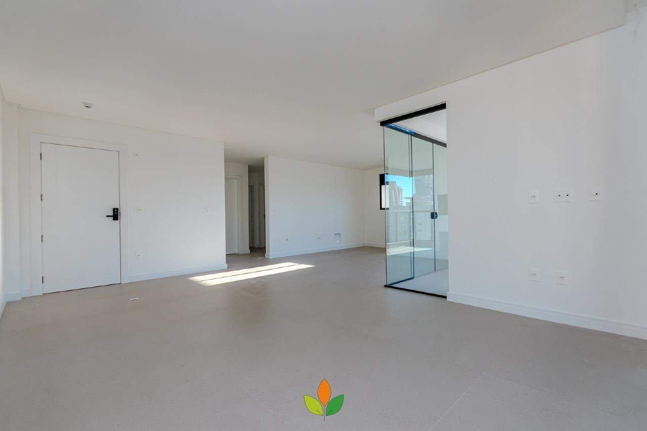 Cobertura à venda no Meia Praia: 