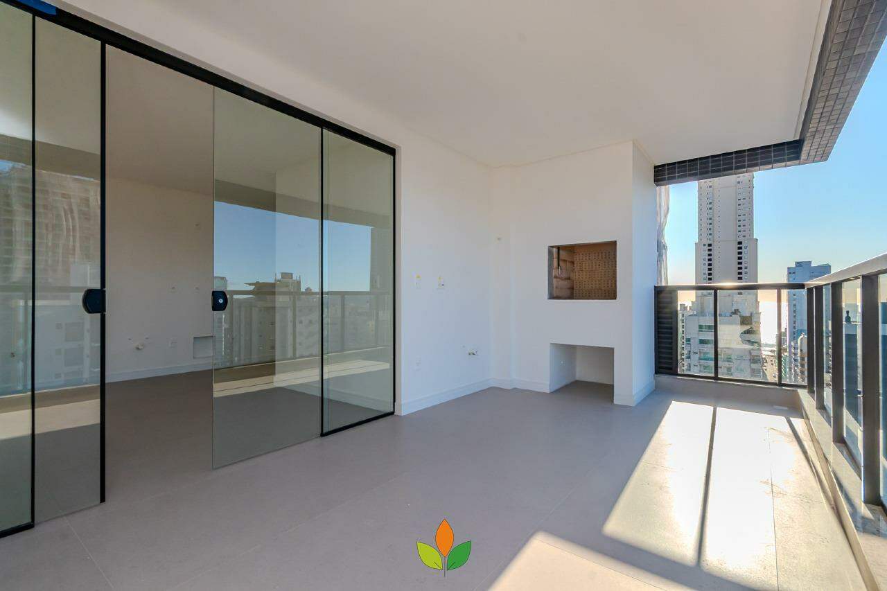 Cobertura à venda no Meia Praia: 