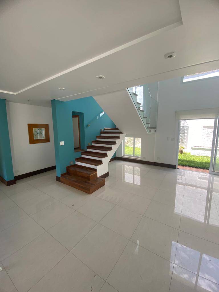 CASA para aluguel no JARDIM ANA ESTELA: Escada