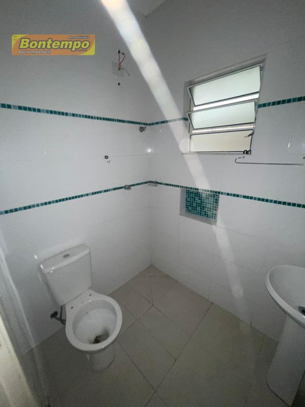 CASA para aluguel no ALTO DE SANTA LÚCIA: BANHEIRO