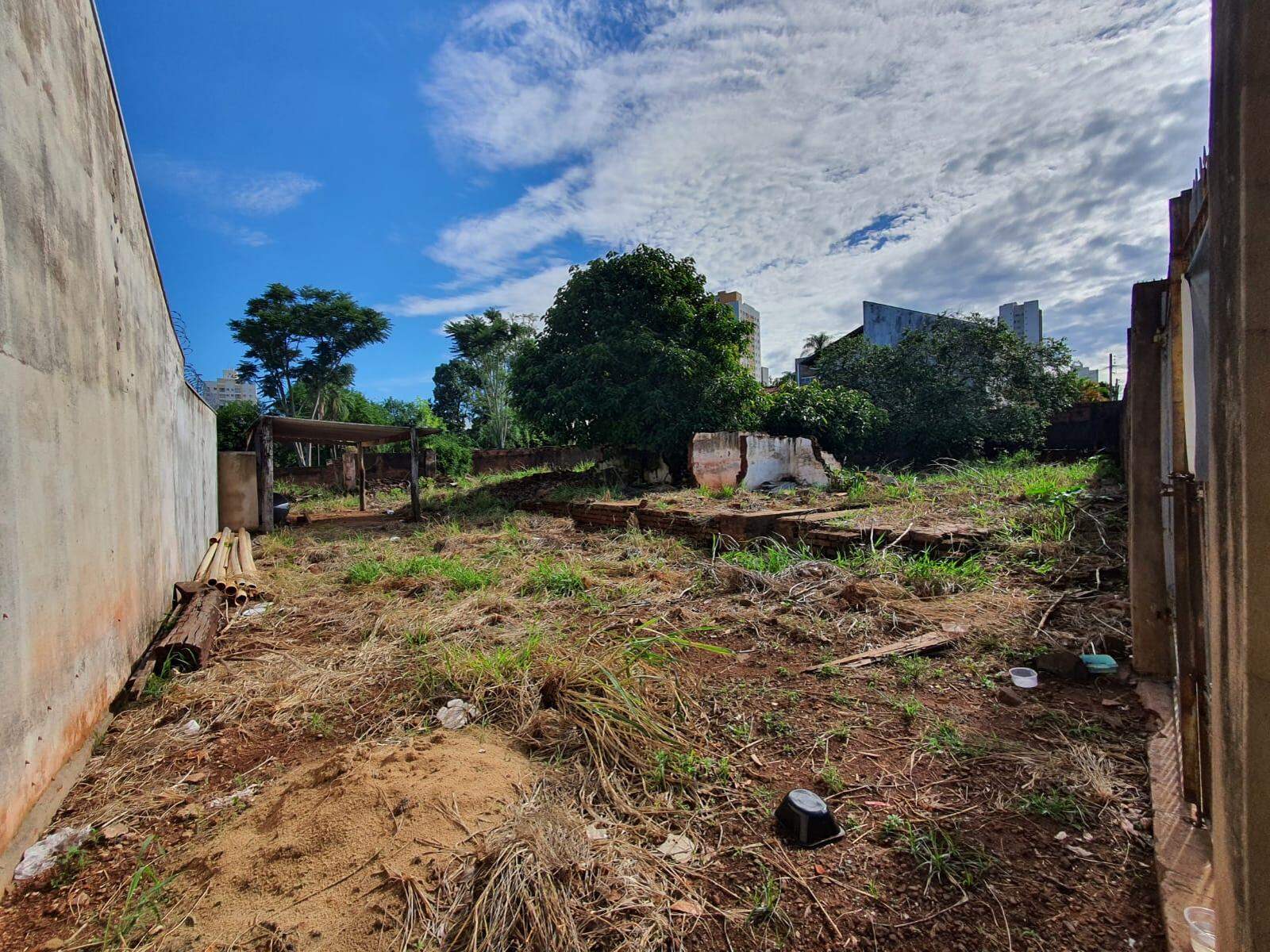 Terreno à venda no Monte Castelo: 