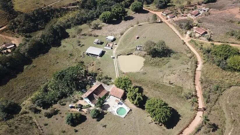 Fazenda à venda no Area Rural: Im vel com excelente op  o para implanta  o de hotel fazenda. 
Pr ximo a estrada de asfalto