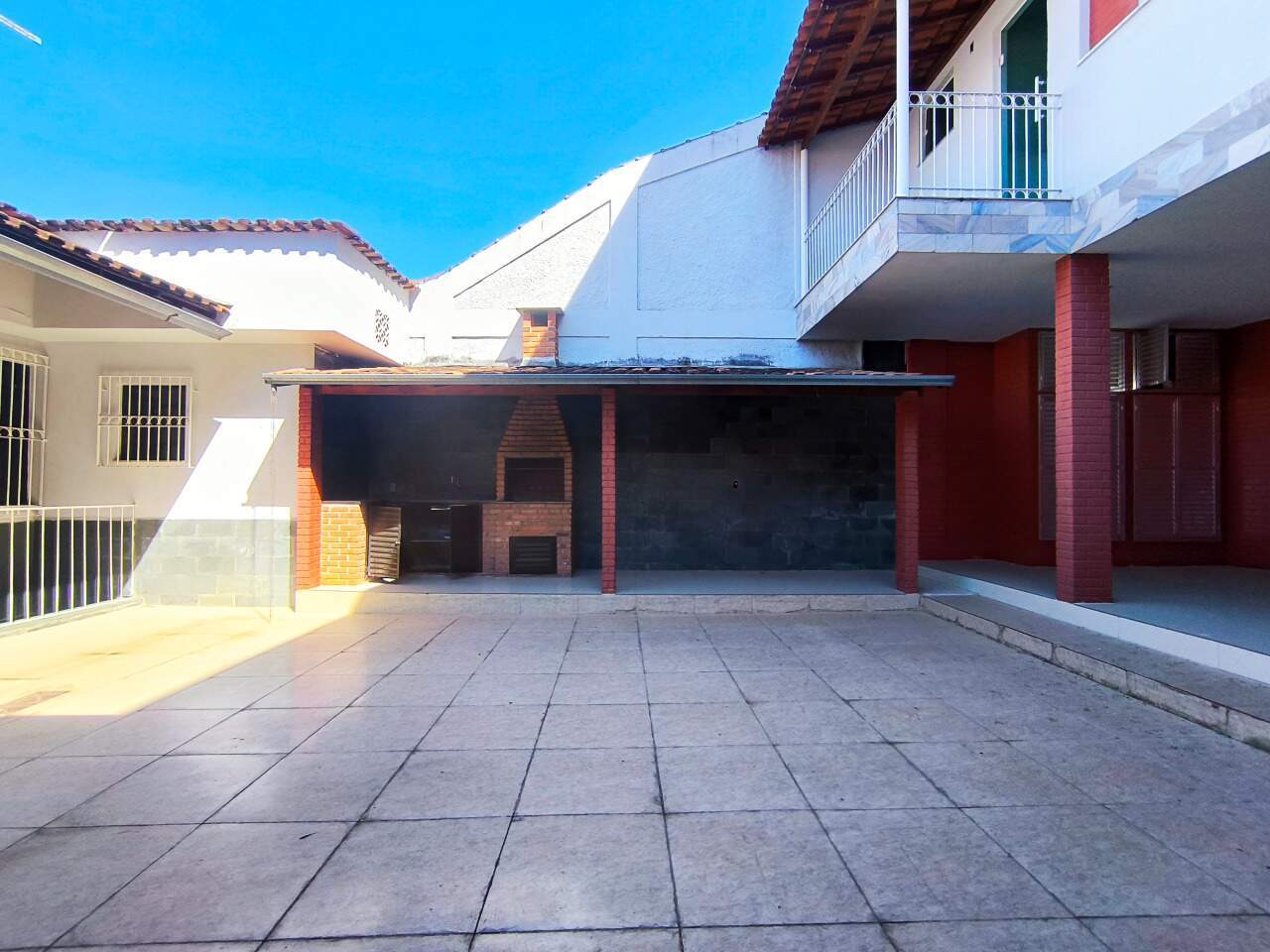 Casa à venda com 5 quartos, 220m² - Foto 1