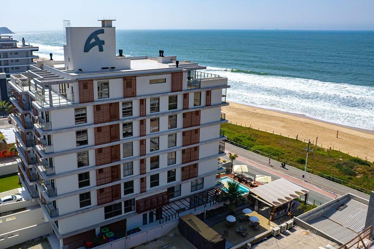 Torre do Tirreno vista do alto, na orla da Praia Brava, com o mar ao lado