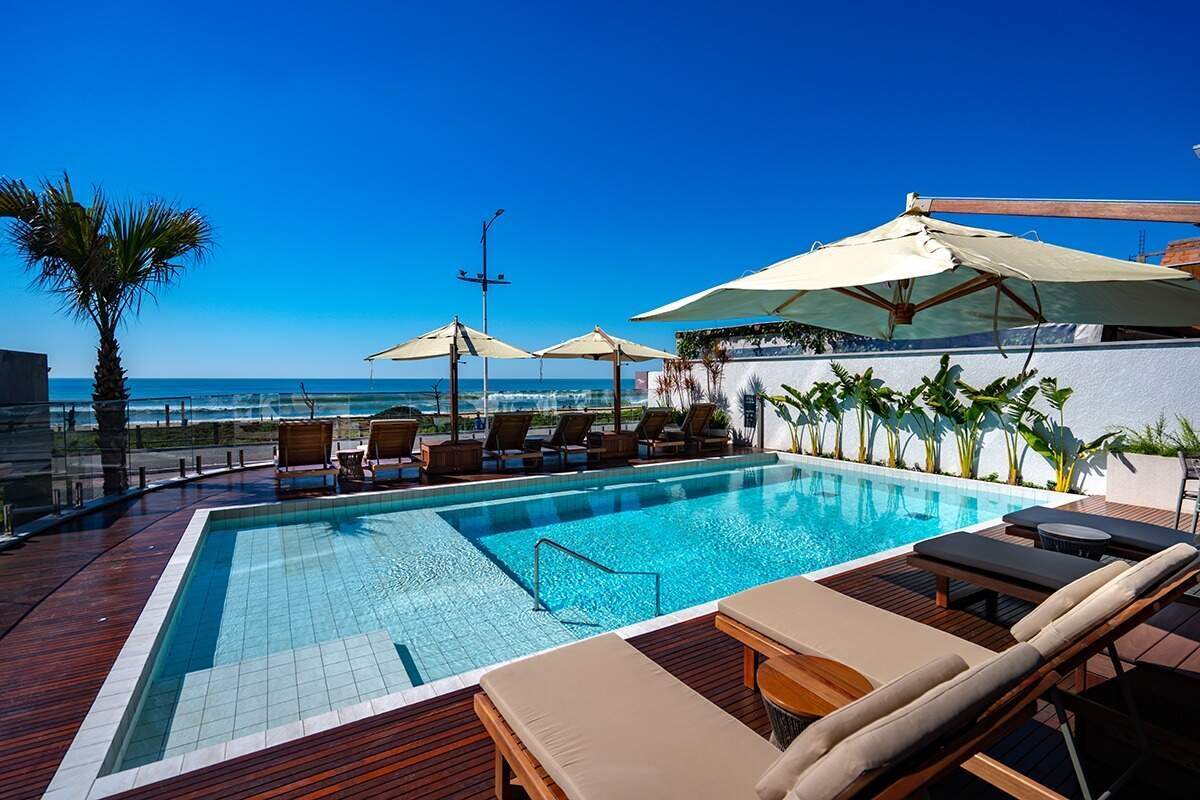 Piscina com deck do Tirreno, de frente para o mar da Praia Brava