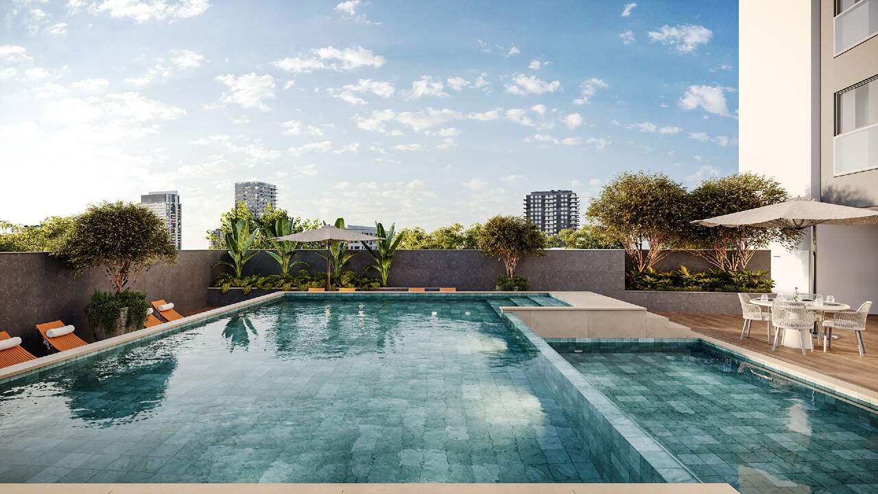Piscina adulto e piscina infantil com deck no lazer do Monte Viso