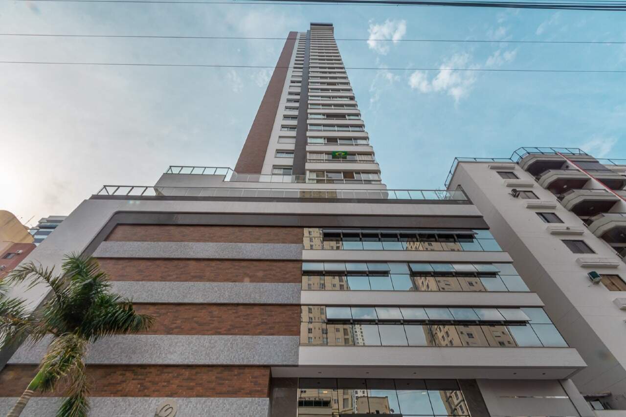 Fachada do Biarritz Residence, na Rua 1926, Centro de Balneário Camboriú