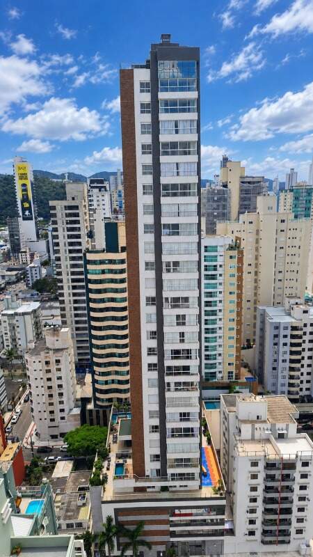 Torre do Biarritz Residence vista do alto, entre os prédios do Centro
