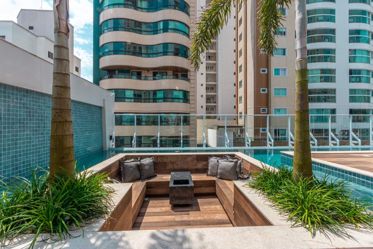 Piscina com lounge e área de fogo