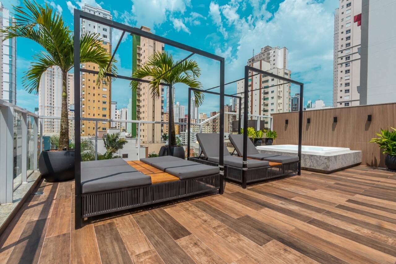 Deck com cabanas e espreguiçadeiras