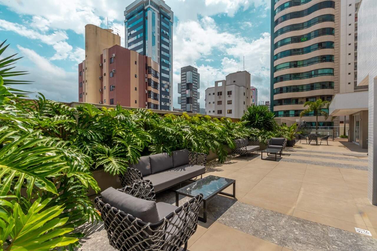 Terraço com jardim e sofás