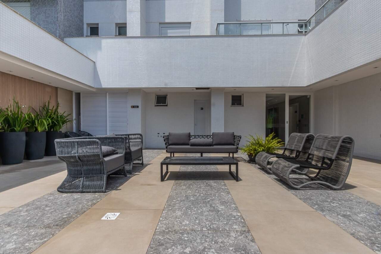 Lounge externo com poltronas