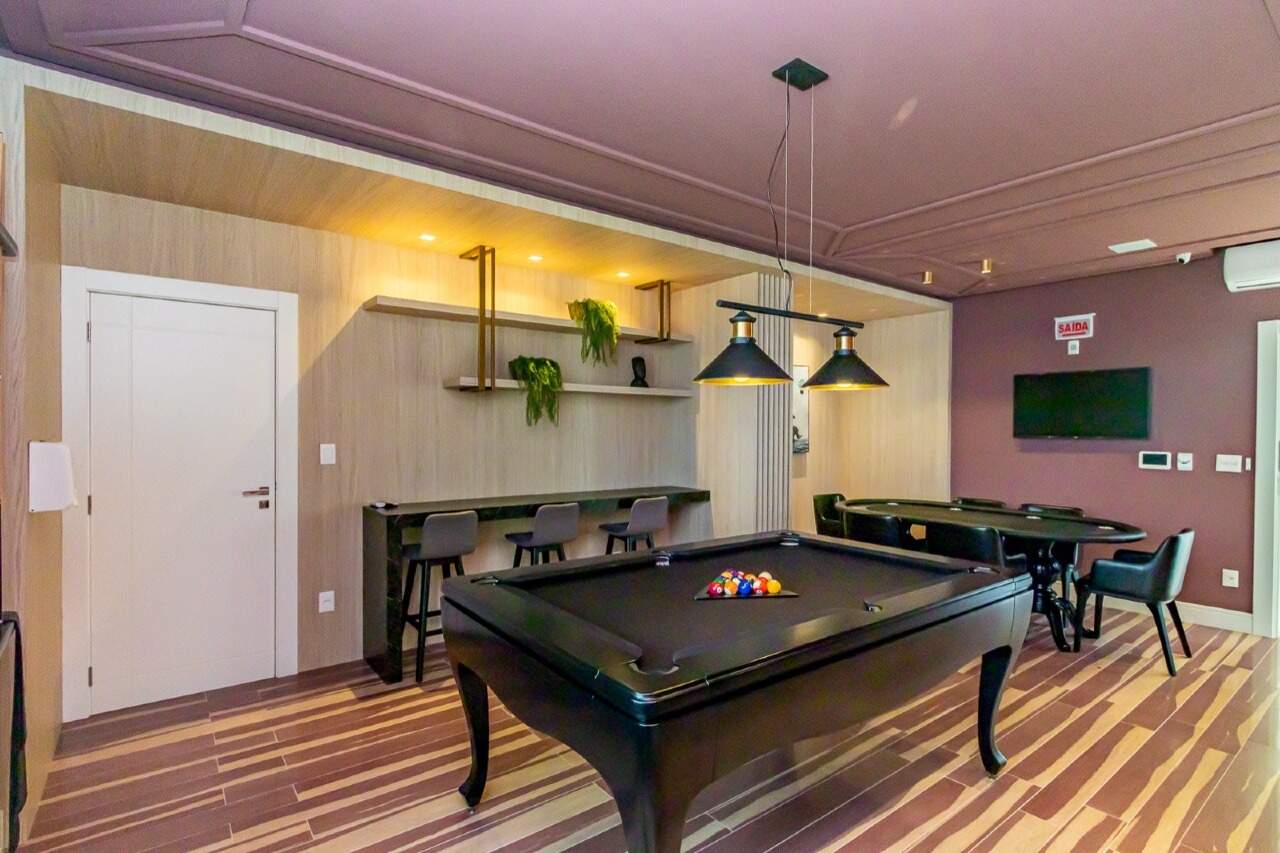 Sala de jogos com mesa de sinuca