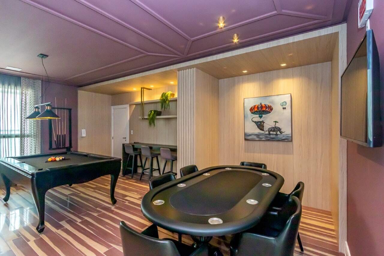 Sala de jogos com mesa de cartas