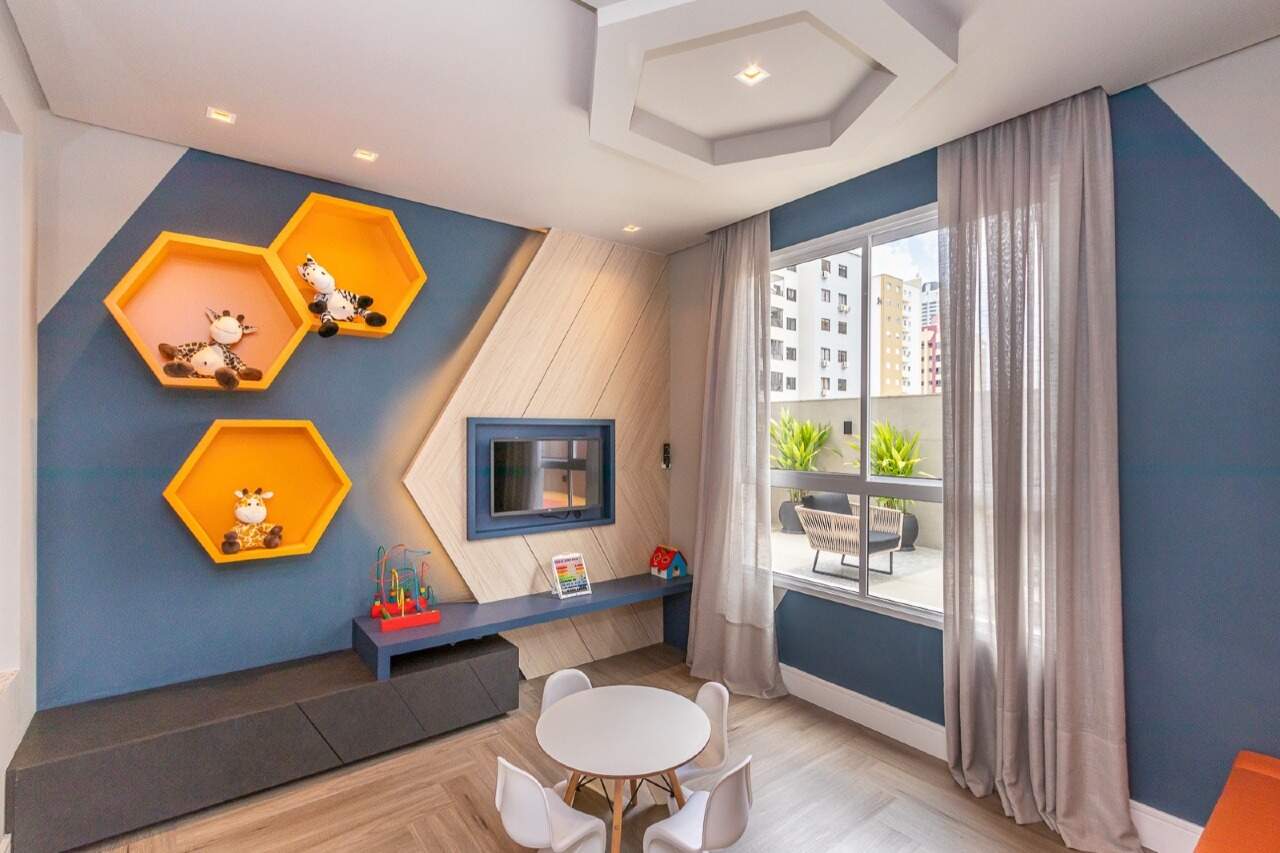 Brinquedoteca com nichos e mesinha infantil