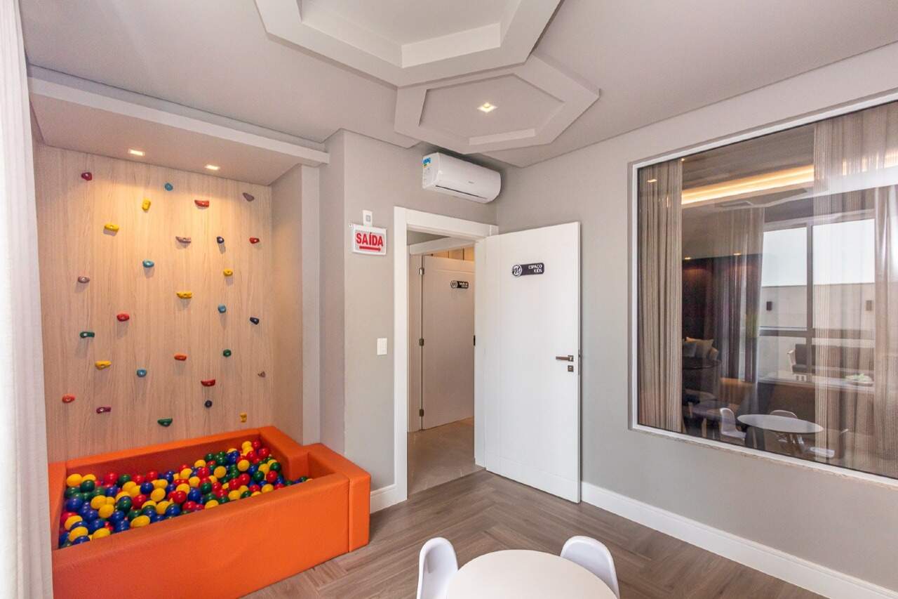 Brinquedoteca com piscina de bolinhas e parede de escalada