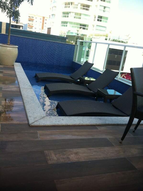 Piscina com espreguiçadeiras e deck