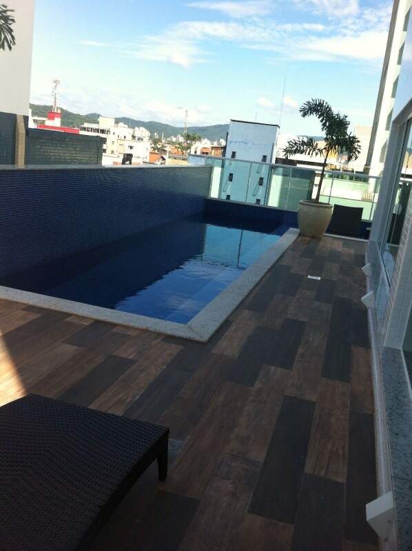 Piscina e deck com os morros ao fundo