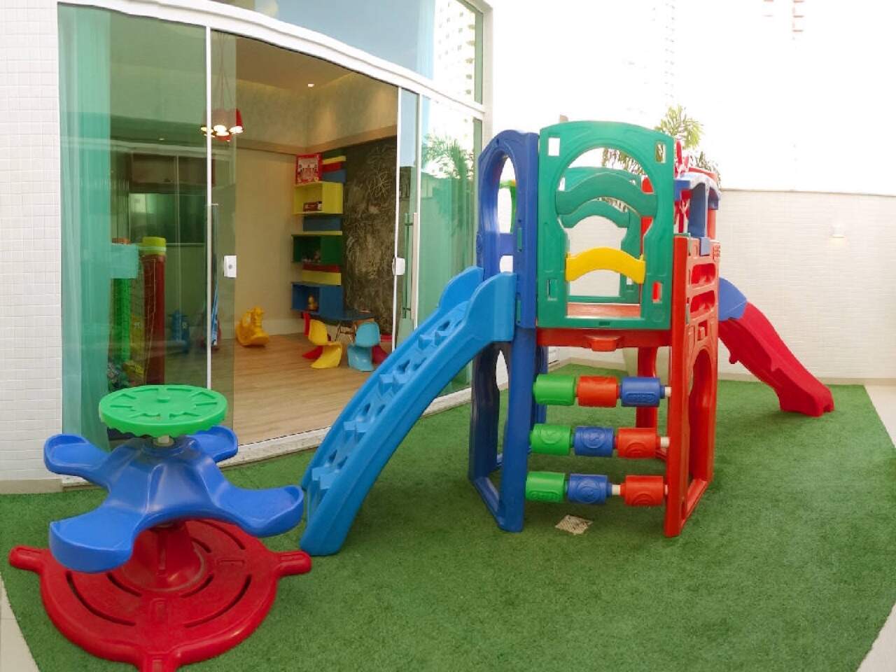 Playground com grama sintética