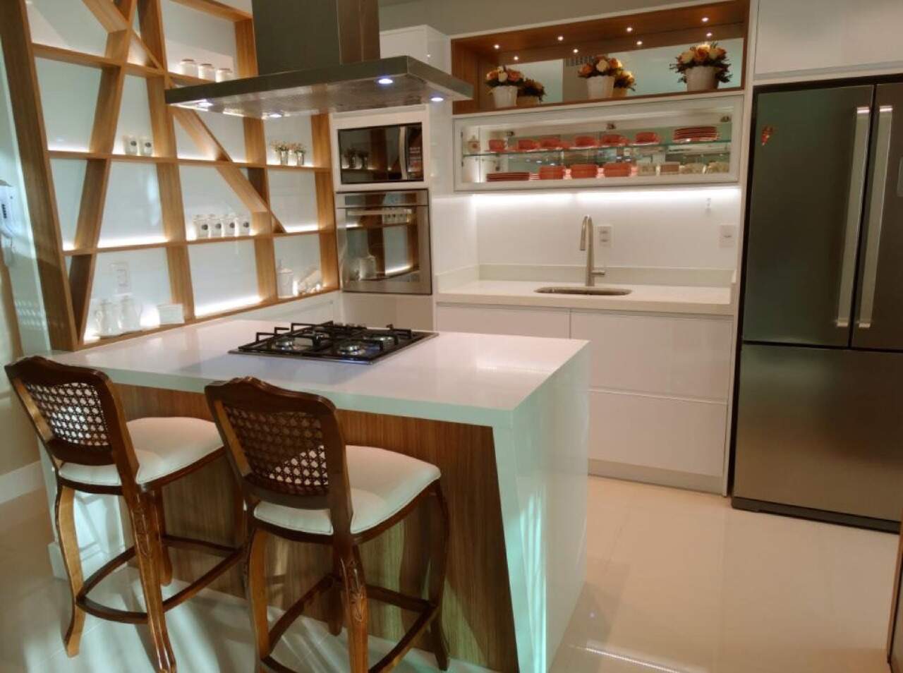 Cozinha com ilha em apartamento decorado (foto da construtora)
