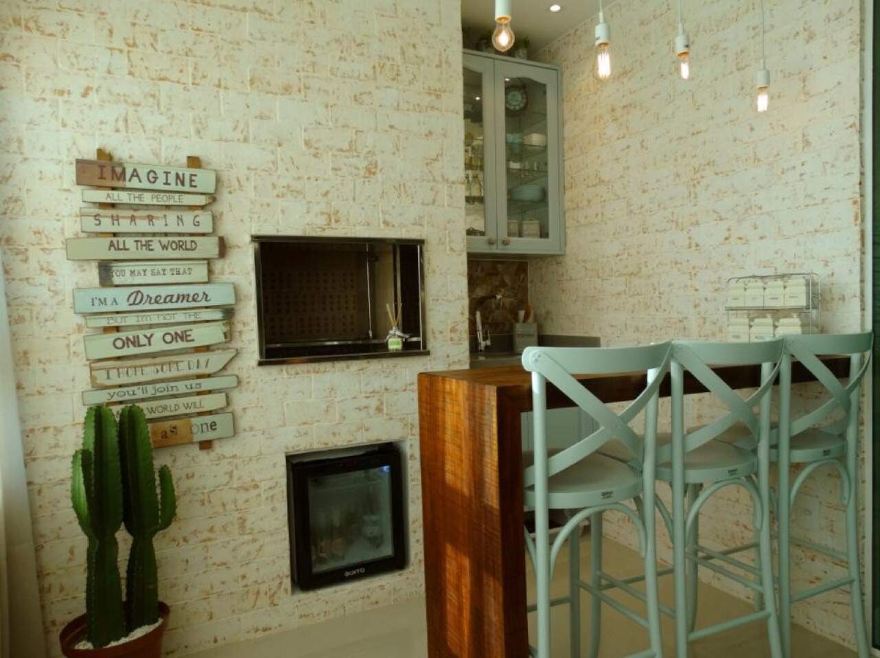 Churrasqueira e bar na sacada de apartamento decorado (foto da construtora)