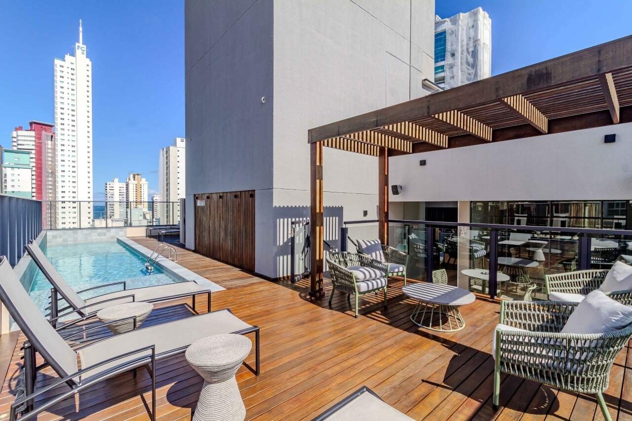 Piscina do rooftop com pergolado e espreguiçadeiras