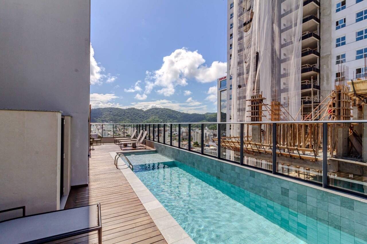 Piscina do rooftop com vista para os morros de Balneário Camboriú