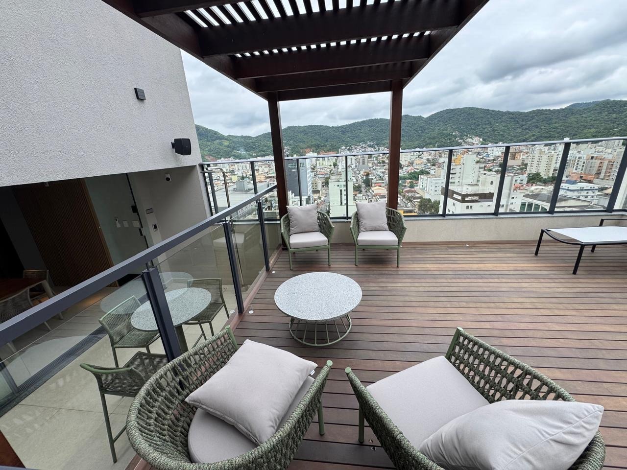 Lounge externo com pergolado no rooftop