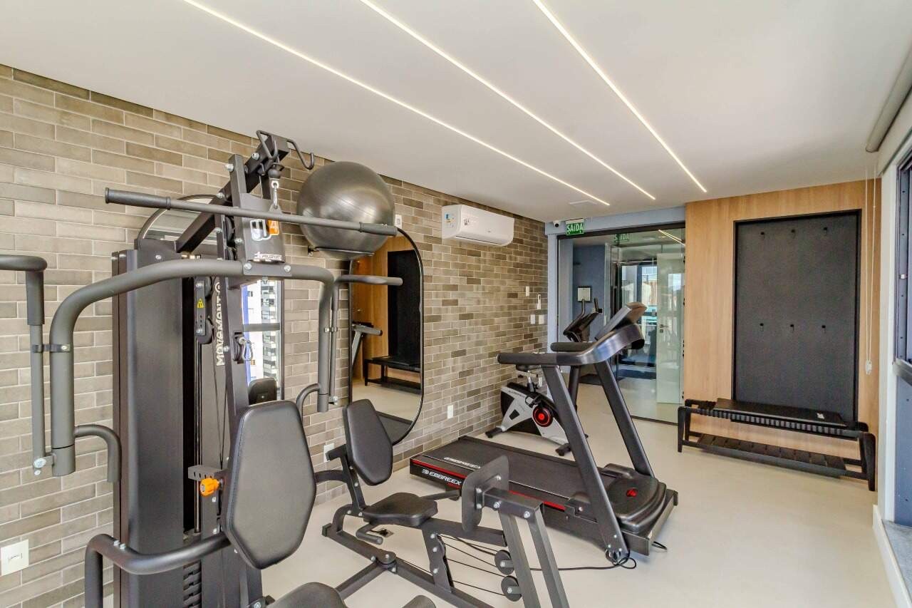 Academia com aparelhos de musculação