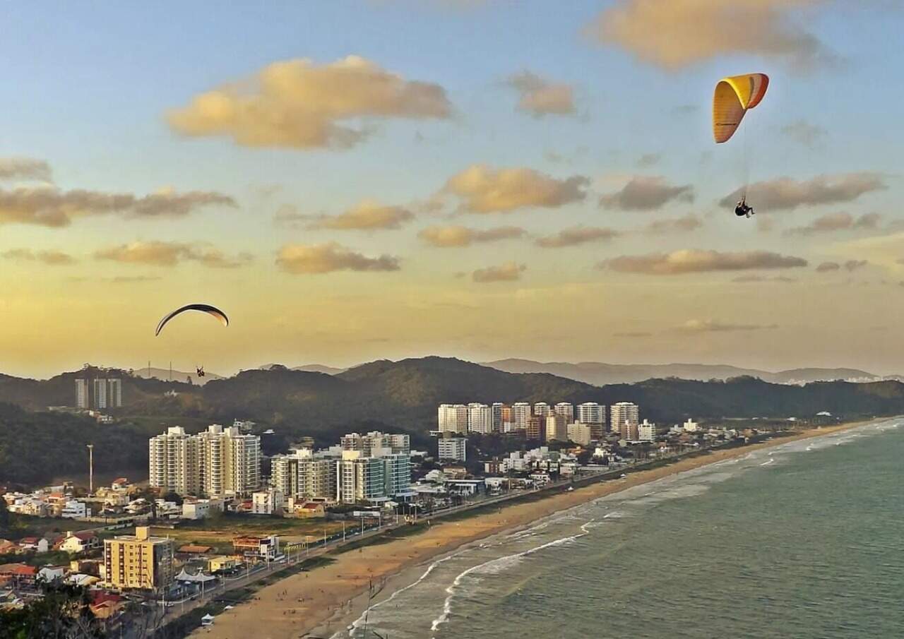 Praia Brava vista do alto, com a orla e os prédios de Itajaí