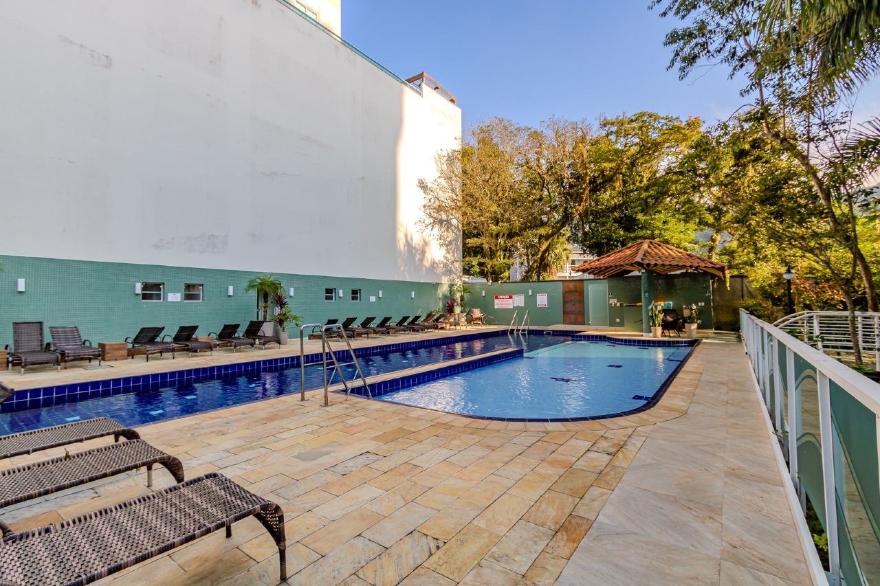 Piscinas adulto e infantil com deck e espreguiçadeiras