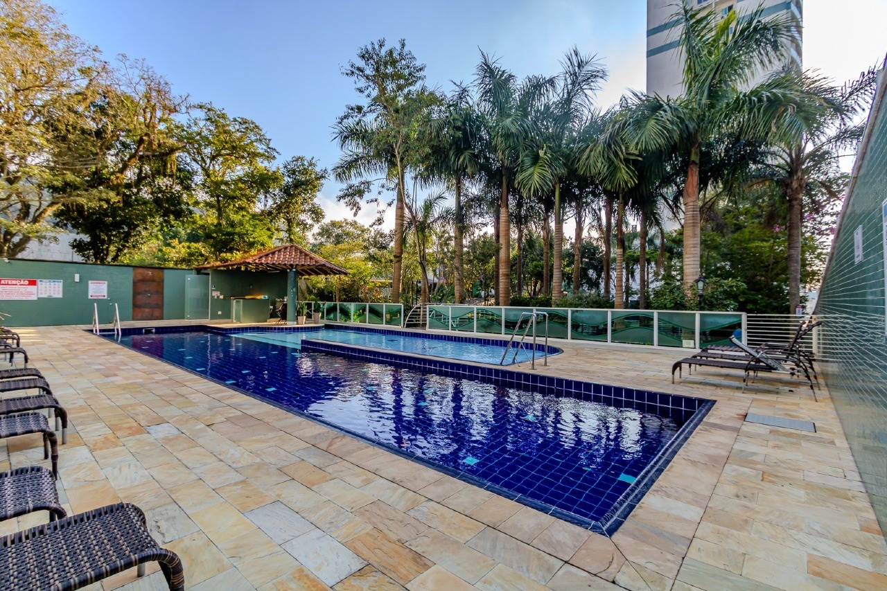 Piscina com o quiosque ao fundo
