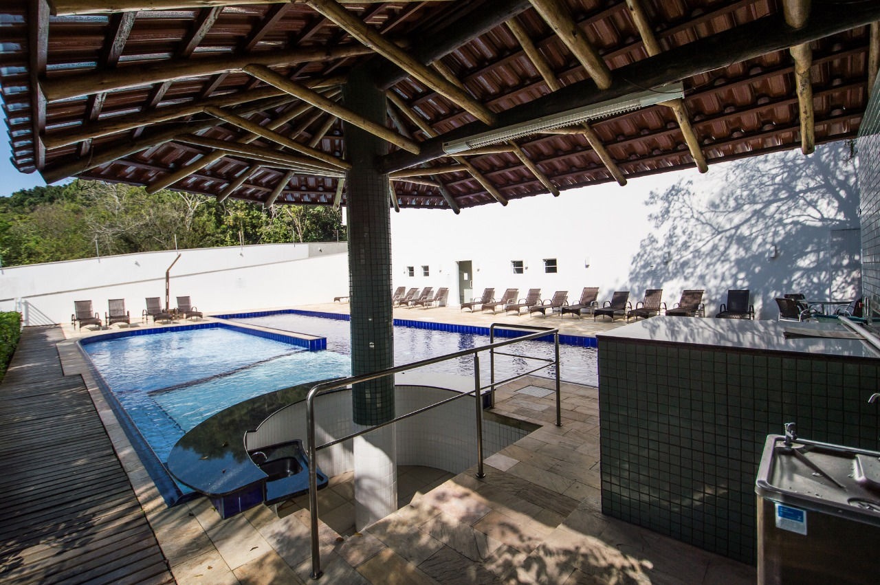 Quiosque com churrasqueira ao lado da piscina