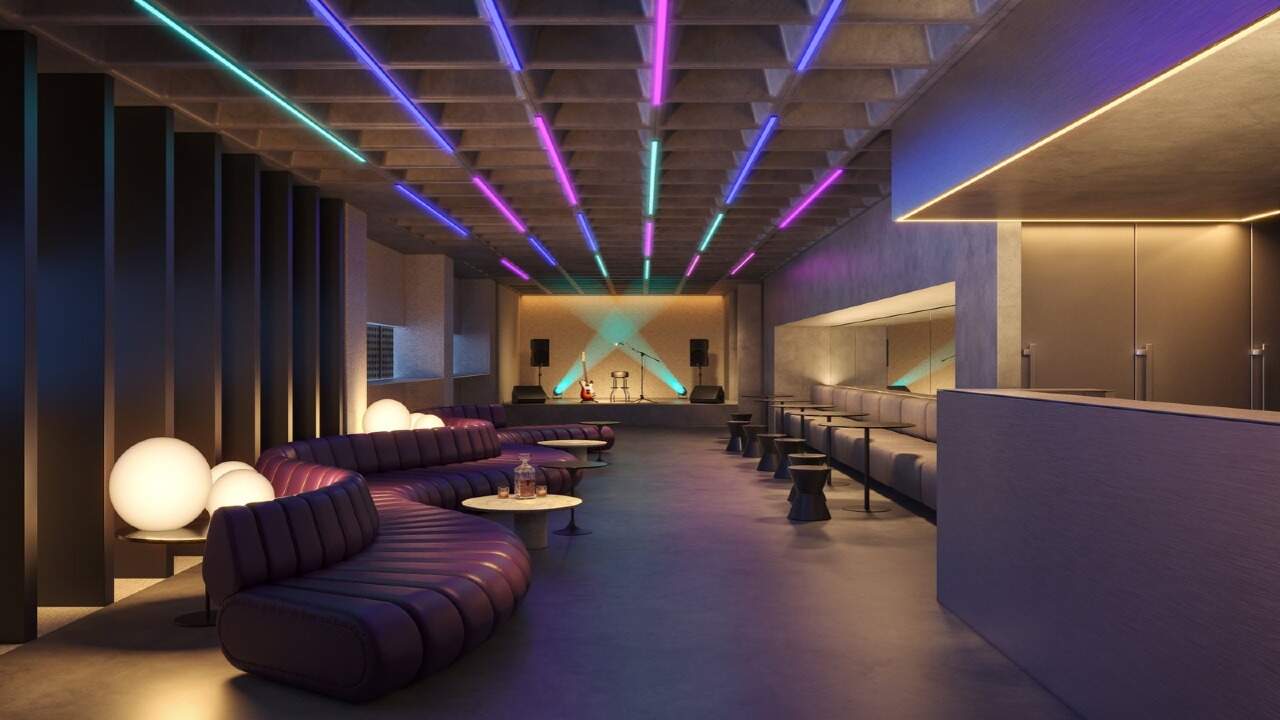 Boate com palco, iluminação cênica e sofás (imagem ilustrativa)