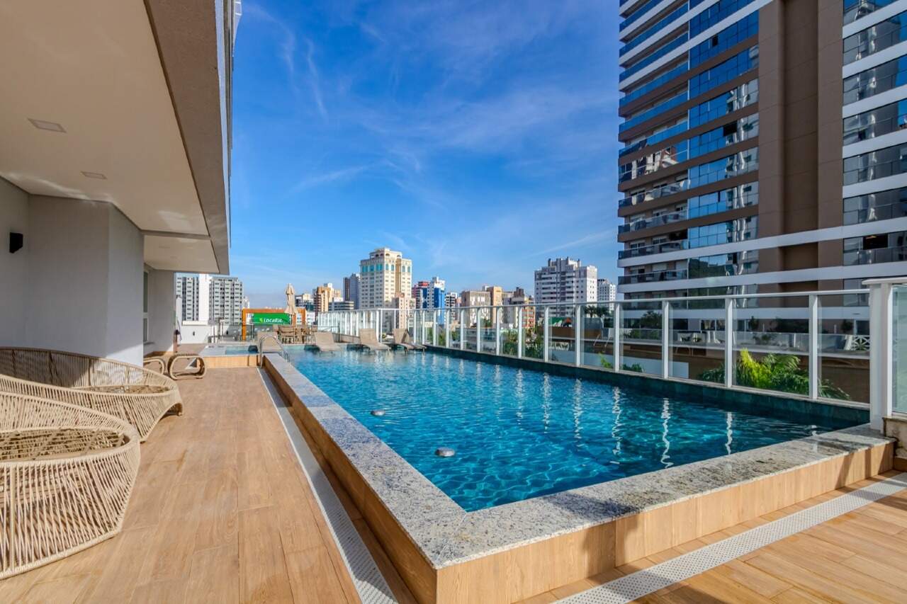 Piscina com raia. Foto real da área comum.