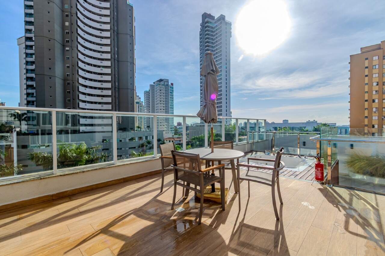 Terraço de lazer. Foto real da área comum; vista não representa a unidade.