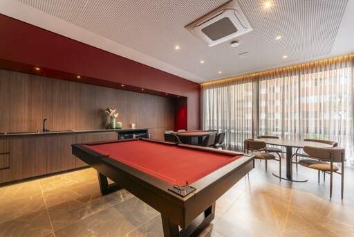 Sala de jogos com mesa de sinuca