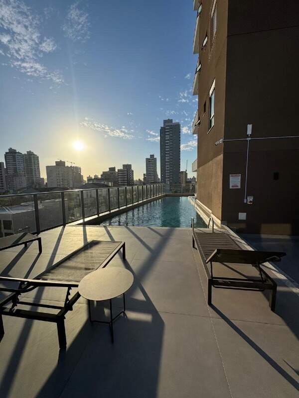 Piscina com deck e espreguiçadeiras do Brooklyn 365 Residence, no Centro de Itajaí