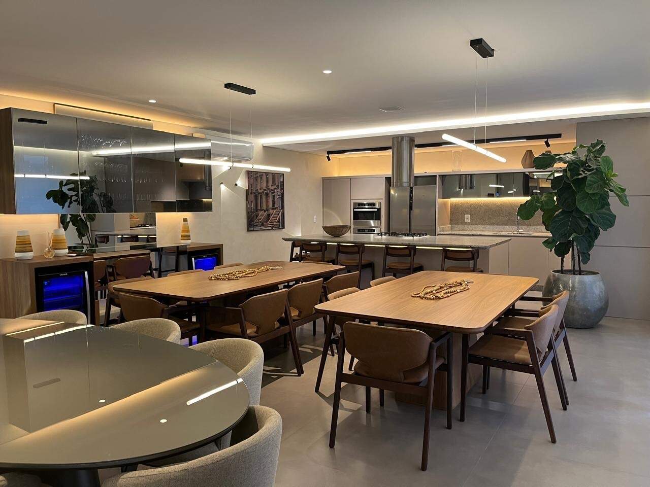 Espaço gourmet do Brooklyn 365 com mesas e cozinha