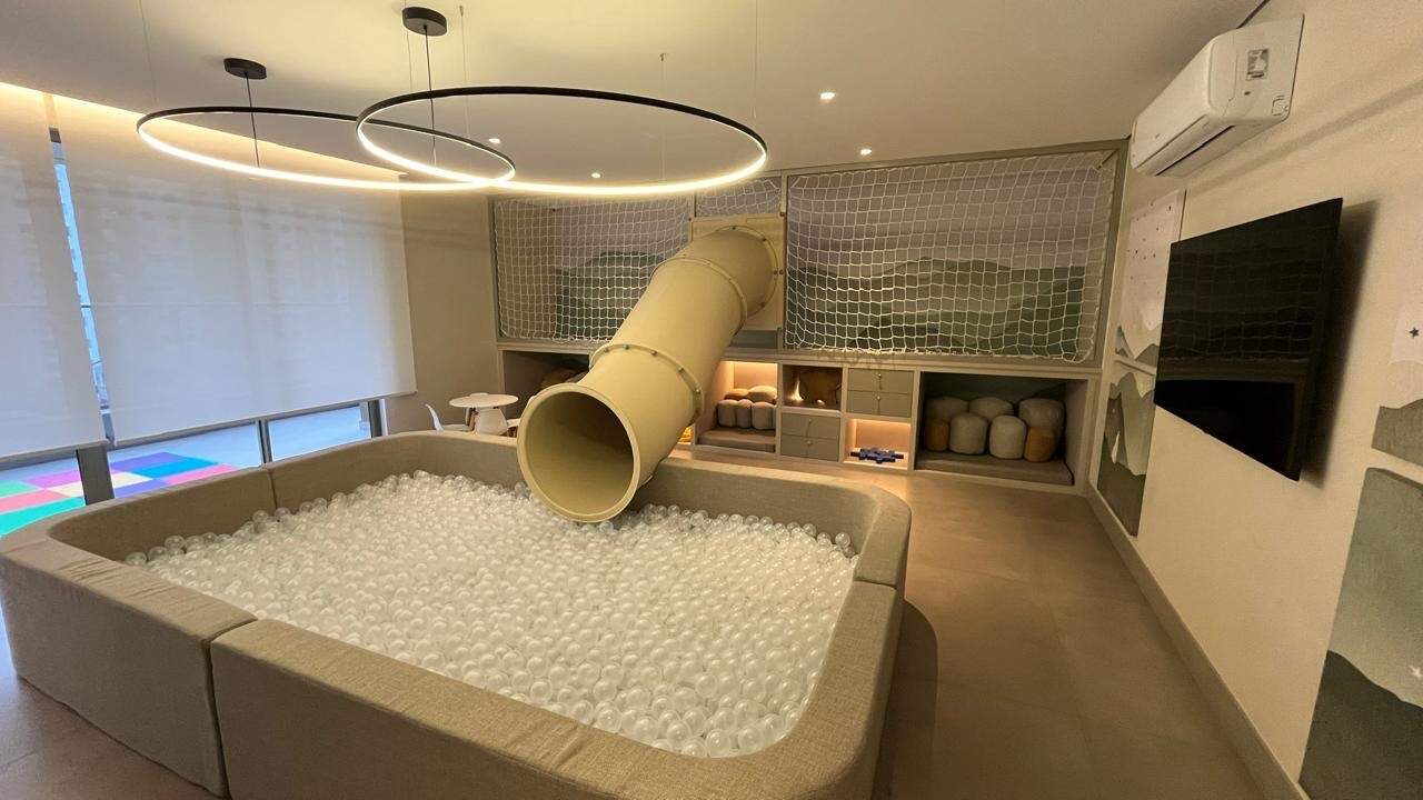 Brinquedoteca com piscina de bolinhas e escorregador