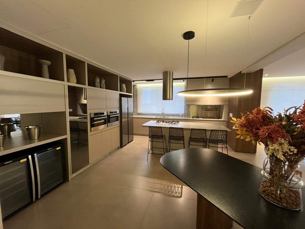 Cozinha do salão de festas com adegas, fornos e ilha