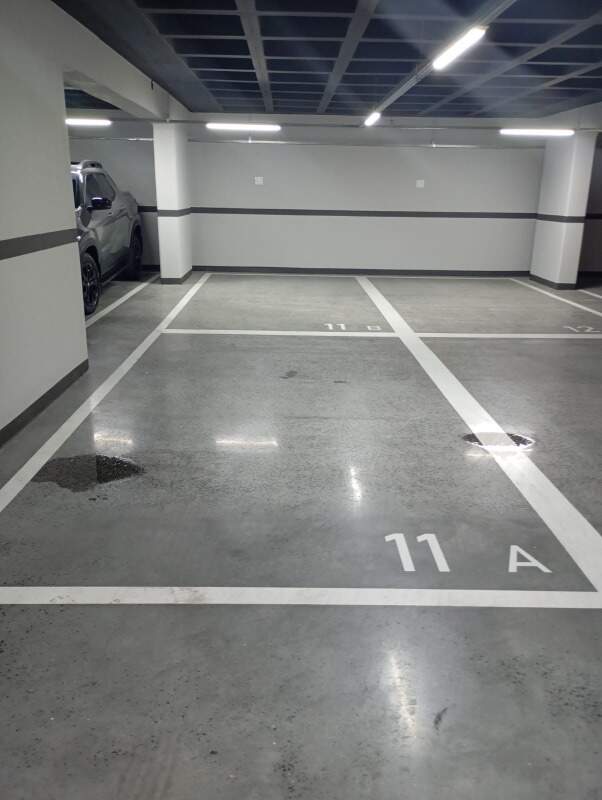 Garagem com vagas demarcadas