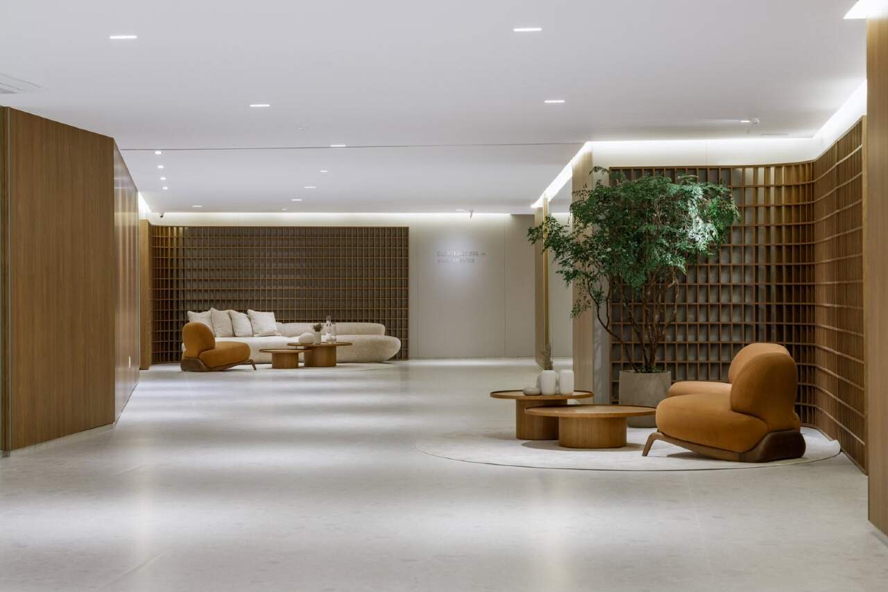 Hall de entrada com painéis de madeira e estar