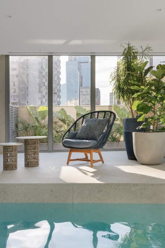 Estar da piscina coberta, com vista para a cidade