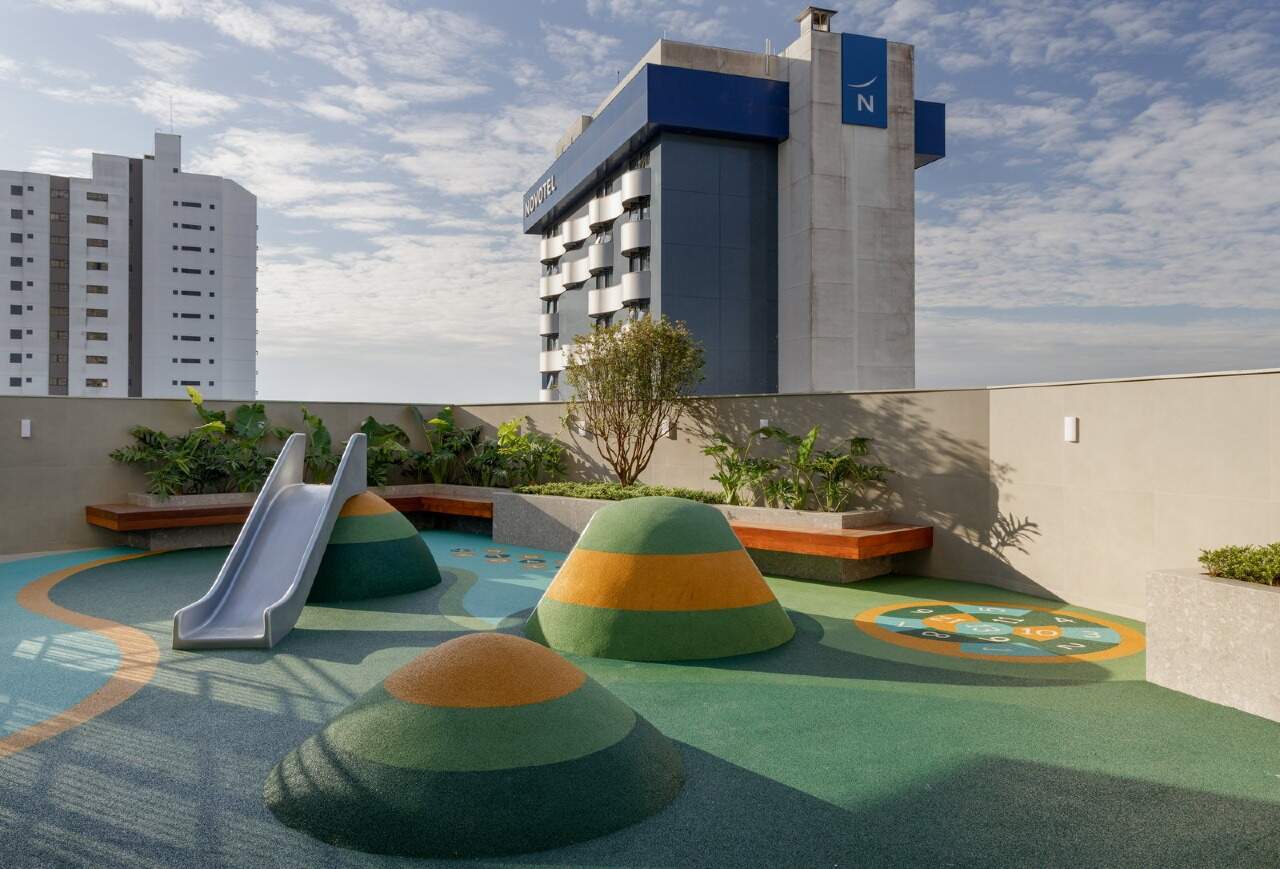 Playground ao ar livre no pavimento de lazer