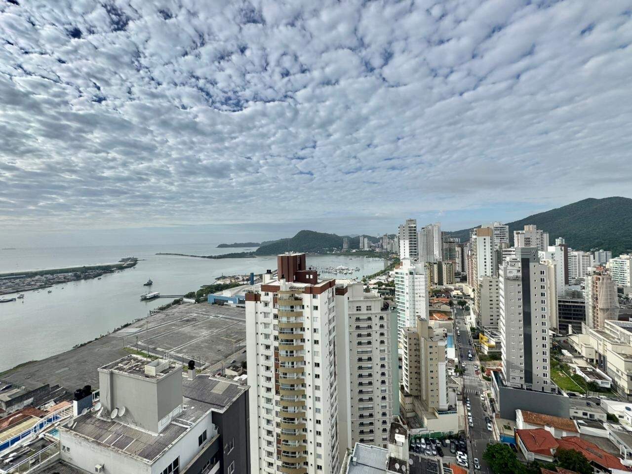 Vista do alto do Vivacità para a Marina Itajaí, a foz do rio Itajaí-Açu e o mar