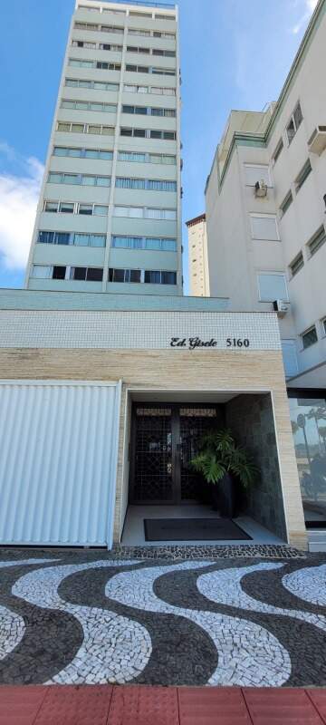 Fachada do Edifício Gisele na Avenida Atlântica, de frente para o calçadão da Barra Sul