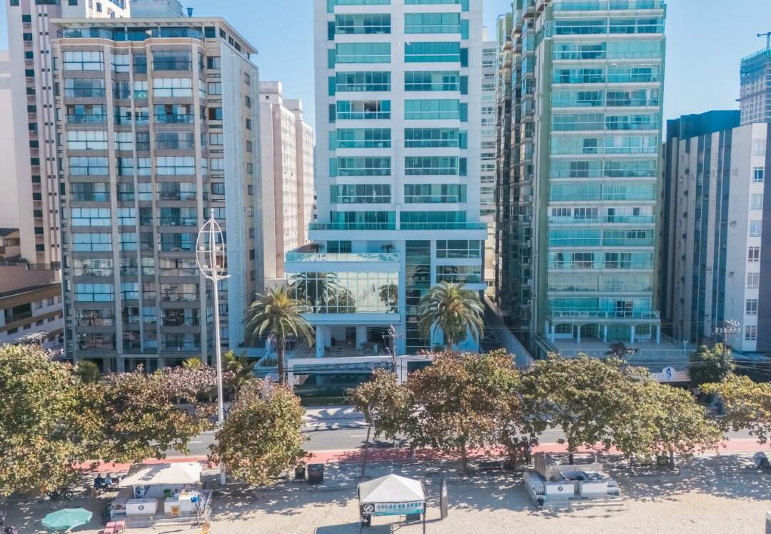 Orla da Avenida Atlântica em frente ao Edifício Metrópolis, na Barra Norte