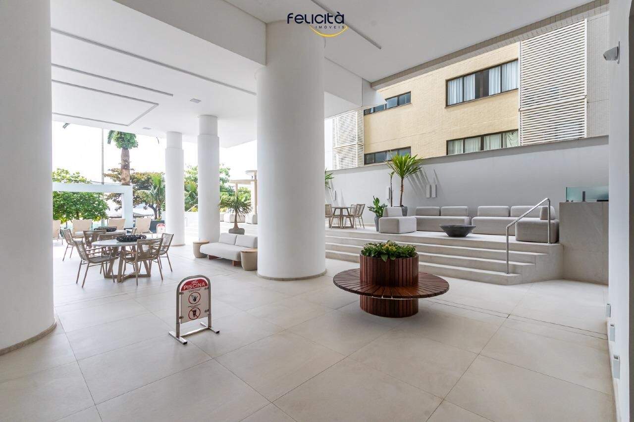 Lounge coberto com sofás e mesas no térreo do Metrópolis