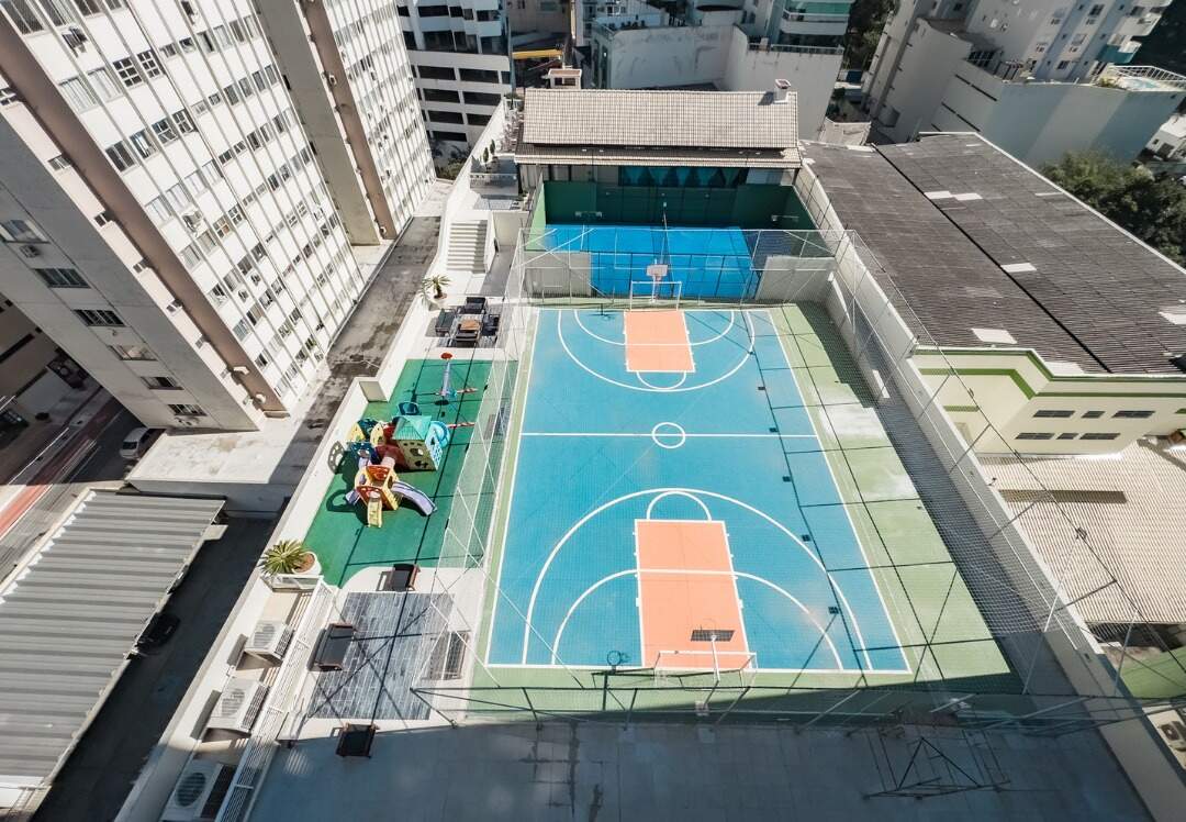 Quadra poliesportiva e playground do Metrópolis, vistos do alto